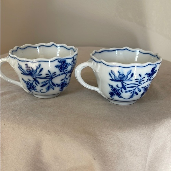 2 Meissen Blue Onion Mini Floral Teacups Vintage Germany Fine China Rare Antique - Picture 3 of 8